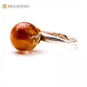 Delikatny pierścionek z bursztynem – elegancja w żywicy i złocie