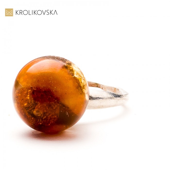 Delikatny pierścionek z bursztynem – elegancja w żywicy i złocie