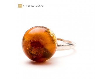 Delikatny pierścionek z bursztynem – elegancja w żywicy i złocie