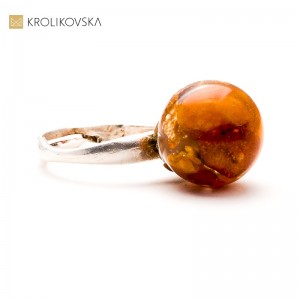 Delikatny pierścionek z bursztynem – elegancja w żywicy i złocie