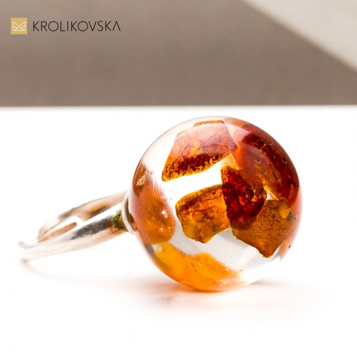 Pierścionek z bursztynem w żywicy – autorska kolekcja Królikovska
