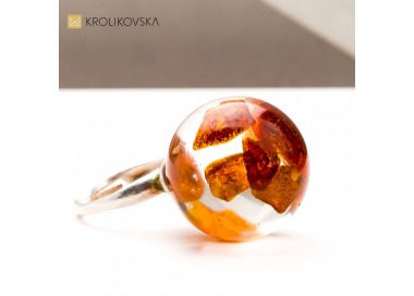 Pierścionek z bursztynem w żywicy – autorska kolekcja Królikovska