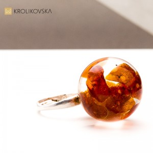 Pierścionek z bursztynem w żywicy – autorska kolekcja Królikovska