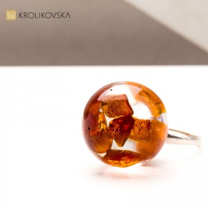 Pierścionek z bursztynem w żywicy – autorska kolekcja Królikovska