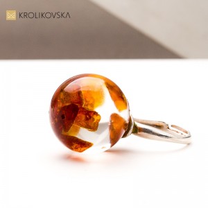 Pierścionek z bursztynem w żywicy – autorska kolekcja Królikovska
