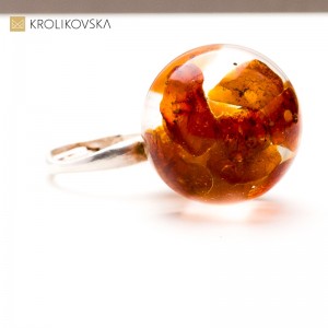 Pierścionek z bursztynem w żywicy – autorska kolekcja Królikovska