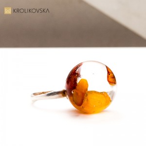 Pierścionek bursztynem- nowoczesna biżuteria artystyczna.