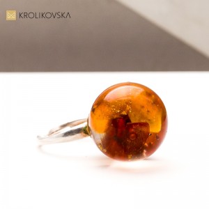 Pierścionek bursztynem- nowoczesna biżuteria artystyczna.