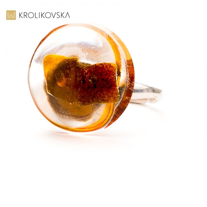 Nowoczesna biżuteria artystyczna bursztyn w pierścionku.