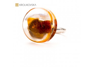 Nowoczesna biżuteria artystyczna bursztyn w pierścionku.