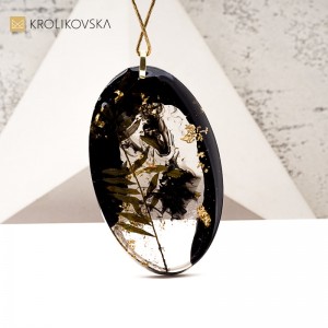 Naszyjnik z żywicy z motywem lata – unikalna biżuteria ręcznie robiona