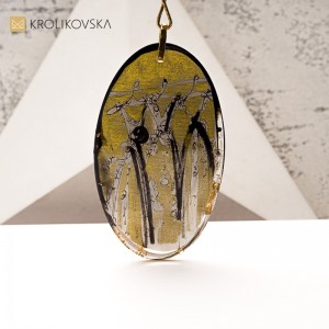 Naszyjnik z żywicy z grafiki sukienki – unikatowa biżuteria.ręcznie robiona