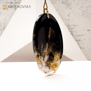 Naszyjnik z żywicy z grafiki sukienki – unikatowa biżuteria.ręcznie robiona