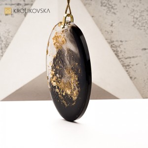 Naszyjnik z żywicy z grafiką biżuteria artystyczną.
