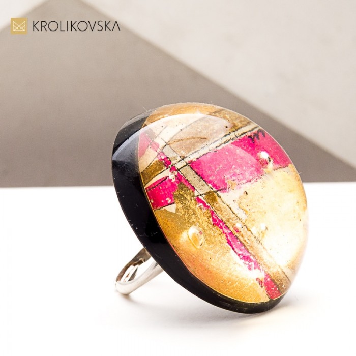 Pierścionek z żywicy z grafiką – unikalna biżuteria ręcznie robiona