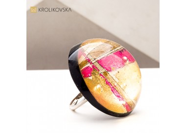 Pierścionek z żywicy z grafiką – unikalna biżuteria ręcznie robiona