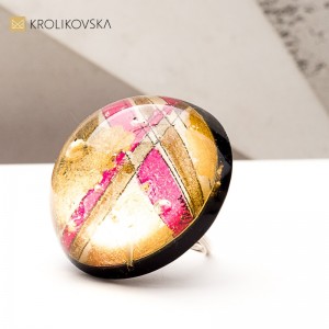 Pierścionek z żywicy z grafiką – unikalna biżuteria ręcznie robiona