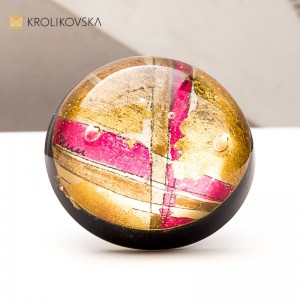 Pierścionek z żywicy z grafiką – unikalna biżuteria ręcznie robiona