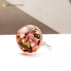 Delikatny pierścionek z żywicy z motywem kwiatowym – prezent dla kobiety.