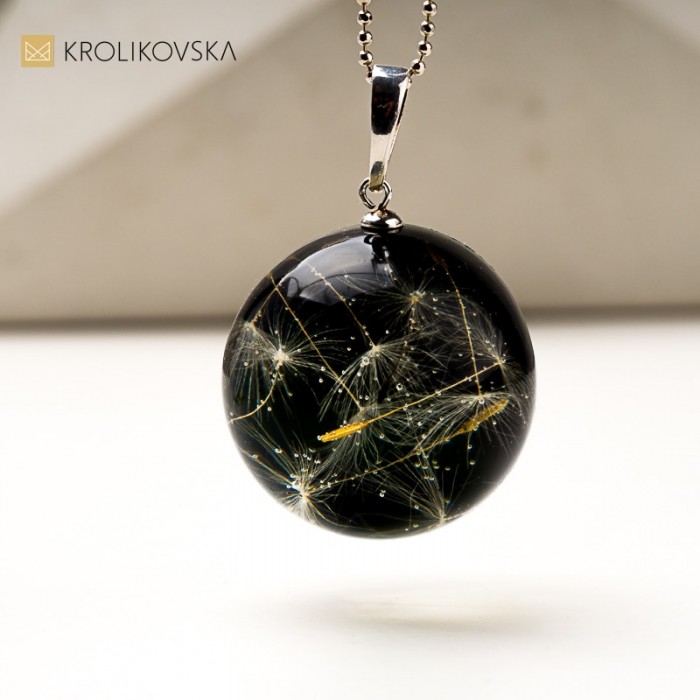 Naszyjnik z nasionami dmuchawca – symbol ulotności .