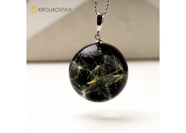 Naszyjnik z nasionami dmuchawca – symbol ulotności .