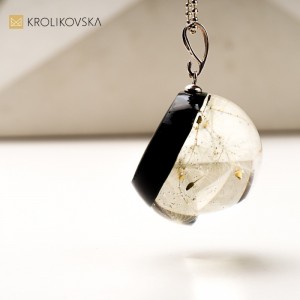 Naszyjnik z nasionami dmuchawca – symbol ulotności .