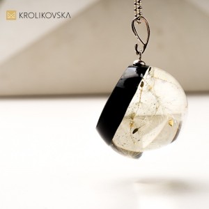 Naszyjnik z nasionami dmuchawca – symbol ulotności .