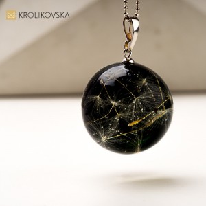 Naszyjnik z nasionami dmuchawca – symbol ulotności .