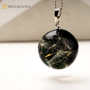 Naszyjnik z nasionami dmuchawca – symbol ulotności .