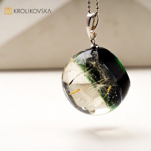 Naszyjnik z nasionami dmuchawca – symbol ulotności .