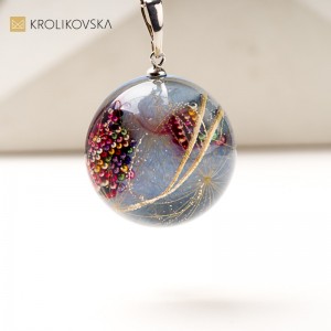 Naszyjnik z chmurą i dmuchawcem – marzycielski akcent.