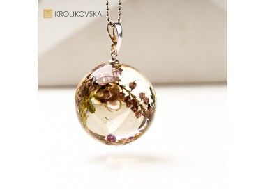 Naszyjnik z kwiatami – minimalistyczny design.