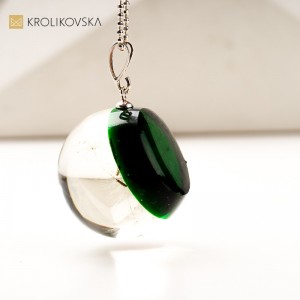 Naszyjnik z kwiatami – minimalistyczny design.