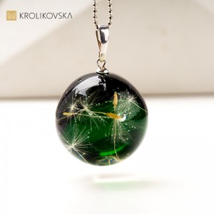 Naszyjnik z kulą – prostota i harmonia.