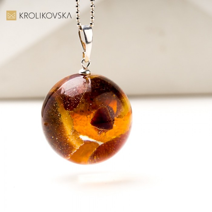 Naszyjnik z geometrycznym kształtem – nowoczesny styl.