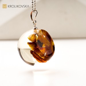 Naszyjnik z geometrycznym kształtem – nowoczesny styl.