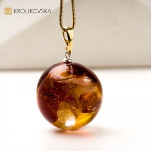 Naszyjnik z żywicy z bursztynami – unikalna biżuteria ręcznie robiona