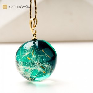 Naszyjnik z żywicy z zatopionym dmuchawcem – prezent dla kobiety