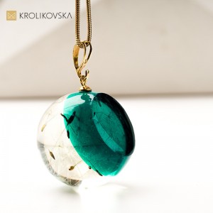 Naszyjnik z żywicy z zatopionym dmuchawcem – prezent dla kobiety