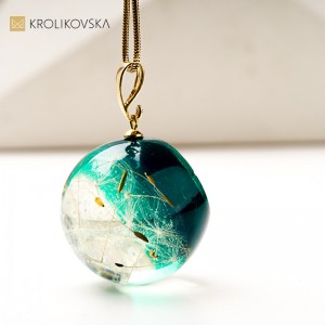 Naszyjnik z żywicy z zatopionym dmuchawcem – prezent dla kobiety