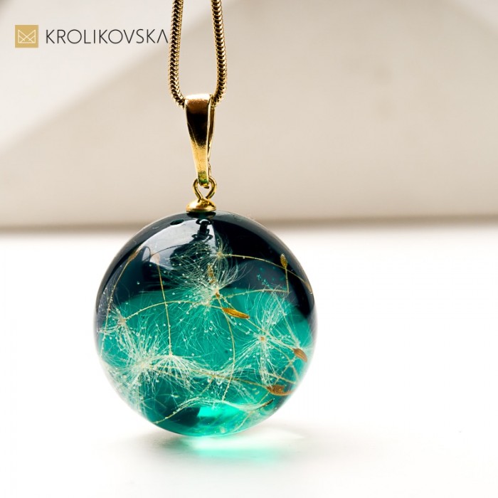 Naszyjnik z żywicy z zatopionym dmuchawcem – prezent dla kobiety