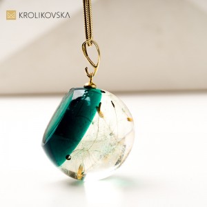 Naszyjnik z żywicy z zatopionym dmuchawcem – prezent dla kobiety