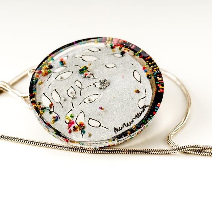 Biżuteria artystyczna - naszyjnik ręcznie malowany  z listkami i koralikami