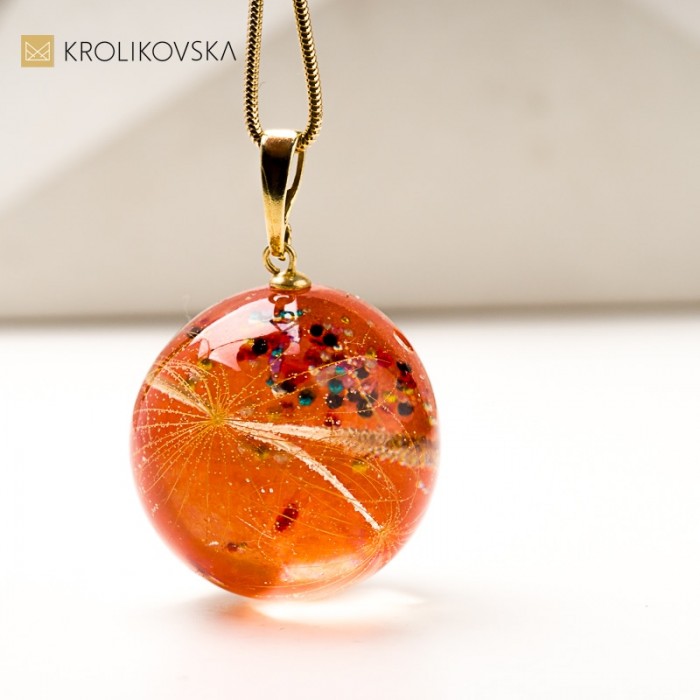 Naszyjnik z żywicy z zatopionym dmuchawcem – prezent dla niej