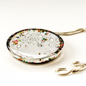 Biżuteria artystyczna - naszyjnik ręcznie malowany  z listkami i koralikami