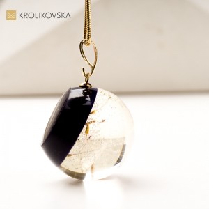 Naszyjnik z żywicy z motywem wiosny – biżuteria artystyczna.