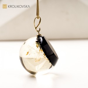 Naszyjnik z żywicy z motywem dmuchawca – unikatowa biżuteria ręcznie robiona