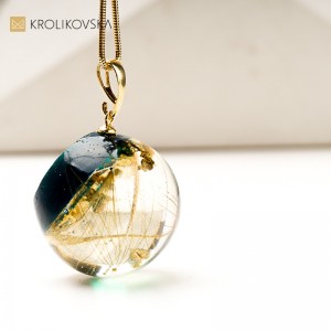 Naszyjnik z żywicy z motywem dmuchawca – biżuteria artystyczna Krolikovska