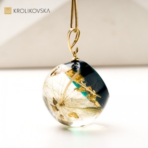 Naszyjnik z żywicy z motywem dmuchawca – biżuteria artystyczna Krolikovska