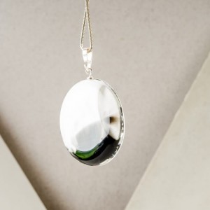 Ręcznie malowany artystyczny naszyjnik z biało – czarną zawieszką